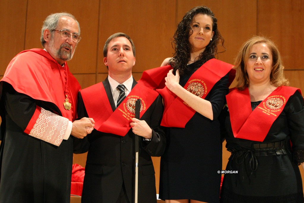 Rubén con los padrinos de graduación